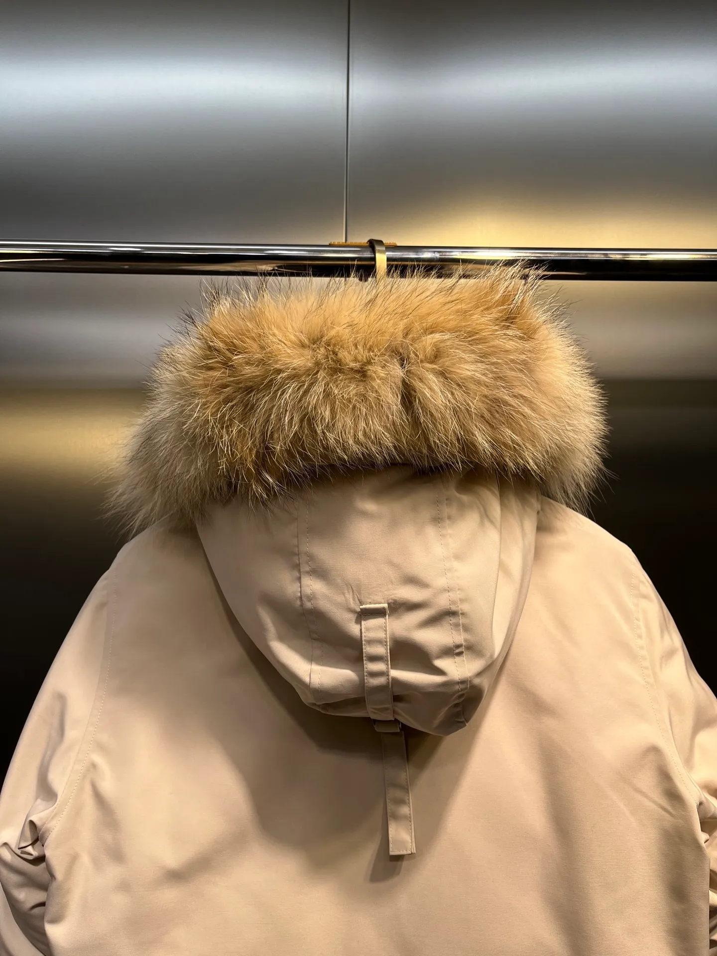 P840 Canada Goose Canada Goose #Expedition03 Parker, a treasure of Canadian origin! Limited supply worldwide! Canada Goose Model 03 is a top-notch couple model. The polar cold-proof outdoor series fur collar detachable hooded parka down jacket is the first Goose in 2024. I hope my friends will like it. Peak quality. I hope everyone can identify it together! The most popular cool items of the Big Goose family in 2024 are online. The same popular product of Yi Yang Qianxi is said to be a joint limited edition Big Goose that cannot be bought in autumn and winter. If you dislike the sameness of the Big Goose in the past, then this model will definitely give you a different experience! This year's most powerful couple's collection for autumn and winter is online, a top-notch luxurious ready-to-wear style, paired with an outdoor warm down jacket with great style and charm! The most standard and classic items of the Daye family in the past two years are equipped with unique reflective stripes for embellishment, which further shows the high-end fashion performance effect. With the embellishment of hardware buckles, it has excellent performance effect. The upper body is clean, simple and elegant, even for urban leisure. It is suitable for various occasions. Designed with large pockets, this model has a large capacity and is equipped with reflective stripes, making it safer at night. It is suitable for various adventure activities. It is made of windproof and waterproof technical materials. The interior is filled with full white duck down, which is absolutely cold-proof and warm. It also has a stand-up collar design and fine fluff at the collar, with meticulous attention to detail! The charm of this model is also more spiritual, and the upper body has more temperament and specifications. It perfectly shows the ultra-high standard of fashionable performance of this model, integrating outdoor and life, and you can even create high-street wear! The most pinnacle limited-edition goose that we have presented so far, both in terms of design and detailed materials, it is completely outstanding. The grand and evergreen version design is matched with cool reflective elements. The overall appearance can be said to be quite high, and it has that kind of powerful outdoor performance! It combines high-end casual attributes with high-street style. It is high-grade, domineering, warm, and beautiful. The visibility of the upper body is quite strong, and the configuration of the owl element is highly brand-recognizable. It fully complements the overall brand performance and visual effects, and also has the high-end sense of fashion and fashionable performance. It is a must-buy product because it is the most awesome down brand on the planet and one of Canada's three national treasure brands. It is also a sentimental down luxury brand. In the field of polar cold-proof clothing, Goose has made an irreplaceable contribution... Size: xs s m l xl